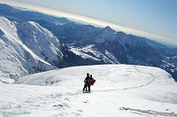 08 Verticalità in discesa; dietro vista sulla pianura e sugli Appennini